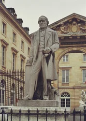 Estatua de Claude Bernard (1813-78) fuera del Colegio de Francia